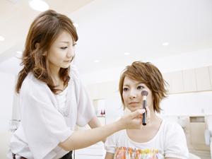 人気通販コスメのベストはアイクリーム